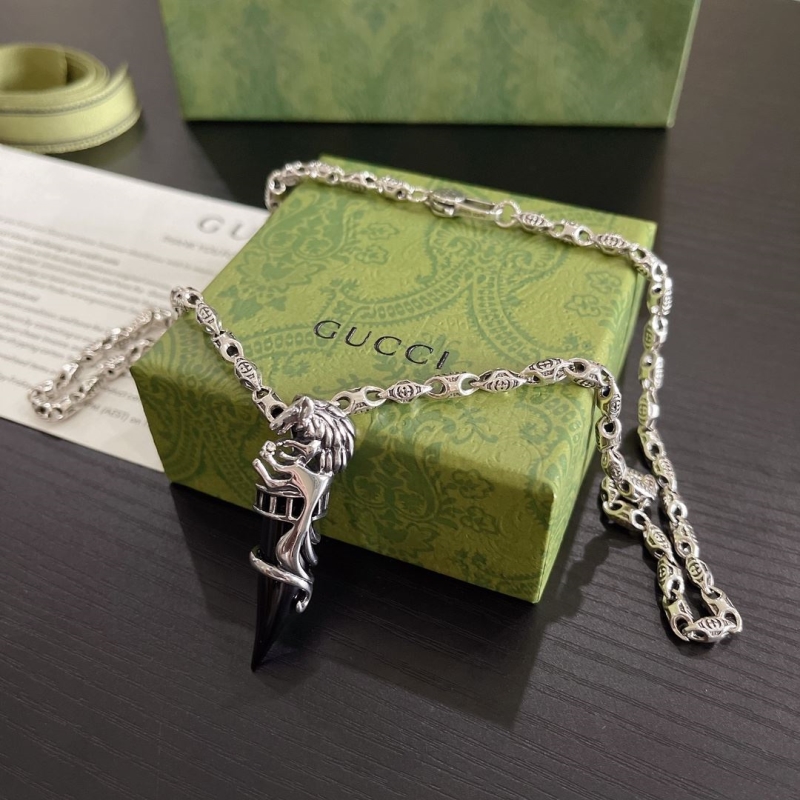 G*u*i bracelets